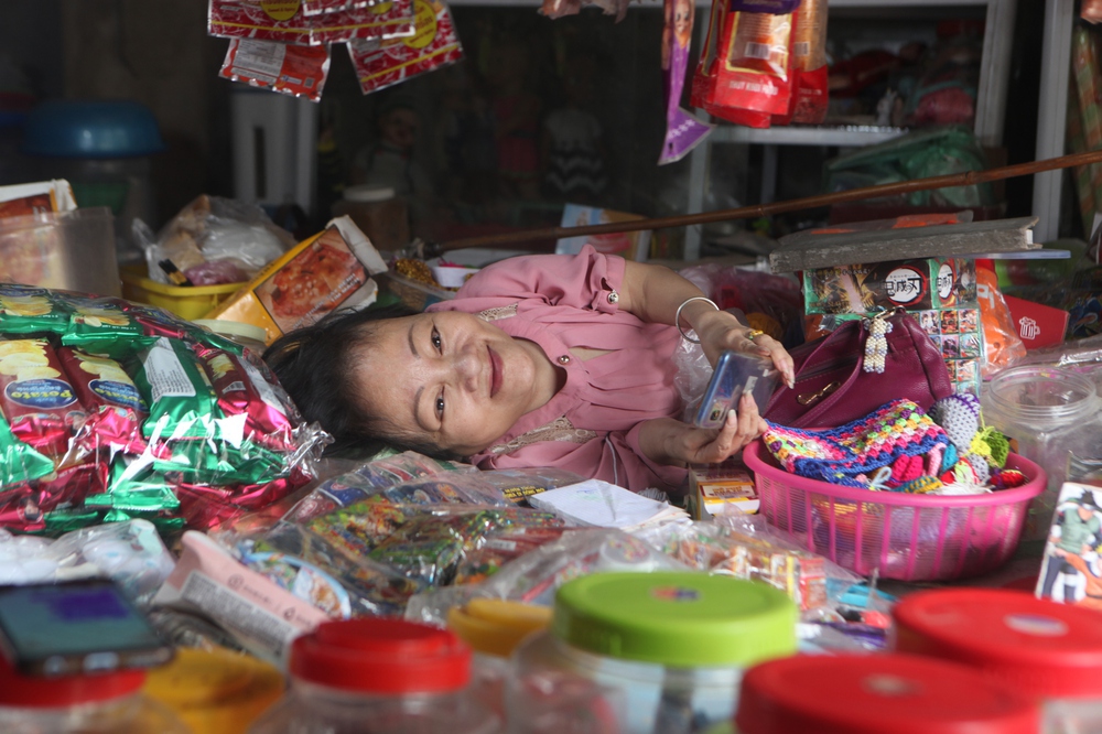Không thể đi được suốt 57 năm, người phụ nữ vẫn được cả xã “nhờ vả” với những tài lẻ ít ai ngờ