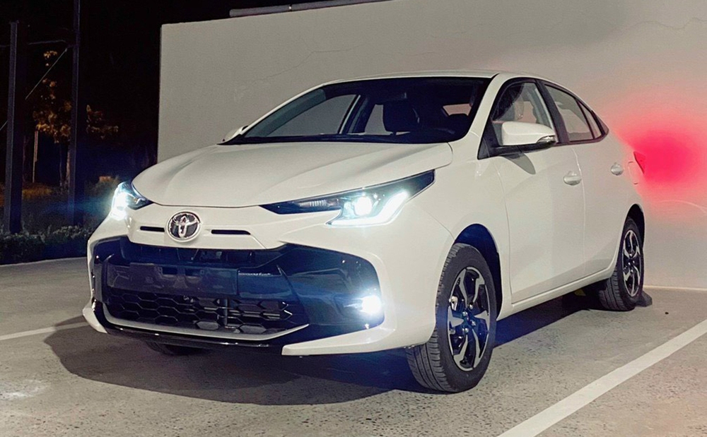 Toyota Vios 2023 ồ ạt về đại lý: Đẹp hơn trong ảnh, giá dự kiến không đổi, kỳ vọng lấy lại ngôi vương doanh số - Ảnh 1.