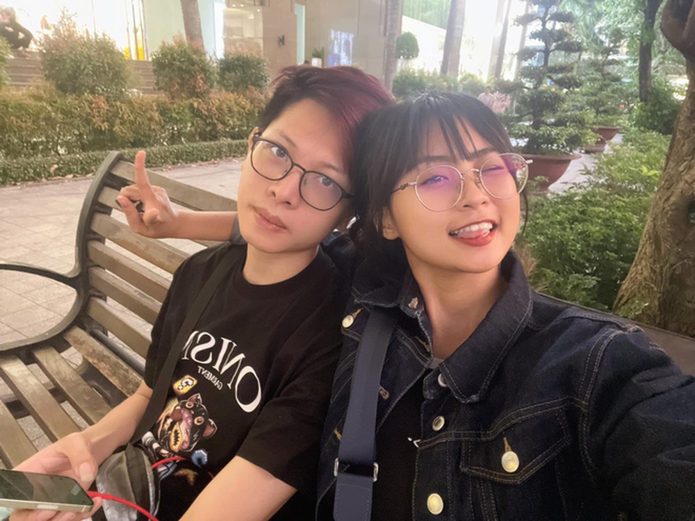 Hôn nhân “cảm lạnh” của Minh Nghi – Bomman: Sơ hở là chụp ảnh “nóc nhà” để nói về… vật phẩm trong game