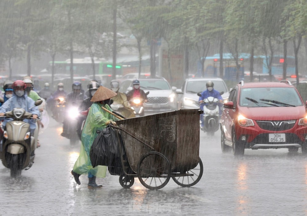 Cơn mưa vàng giải nhiệt sau mấy ngày nắng nóng kỷ lục ở Thủ đô - Ảnh 10.