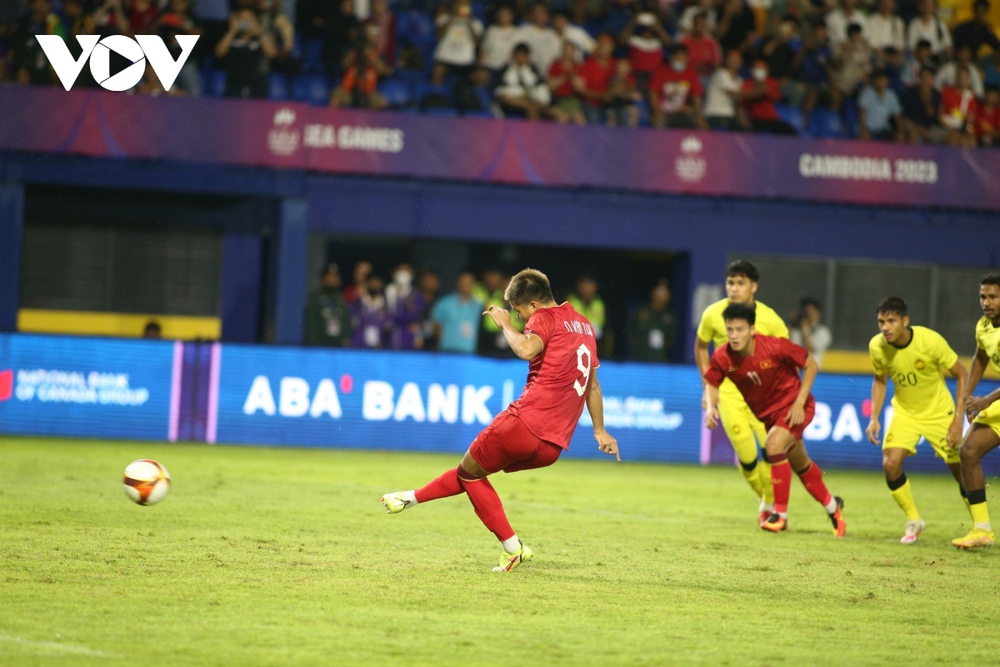 TRỰC TIẾP U22 Việt Nam 1 - 0 U22 Malaysia: Văn Tùng mở tỷ số trên chấm phạt đền - Ảnh 2.