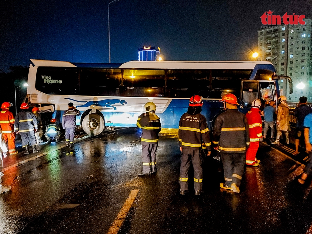 Hà Nội: Xe khách mất lái chắn ngang đường khiến vành đai 3 ùn tắc nhiều km trong đêm - Ảnh 5.