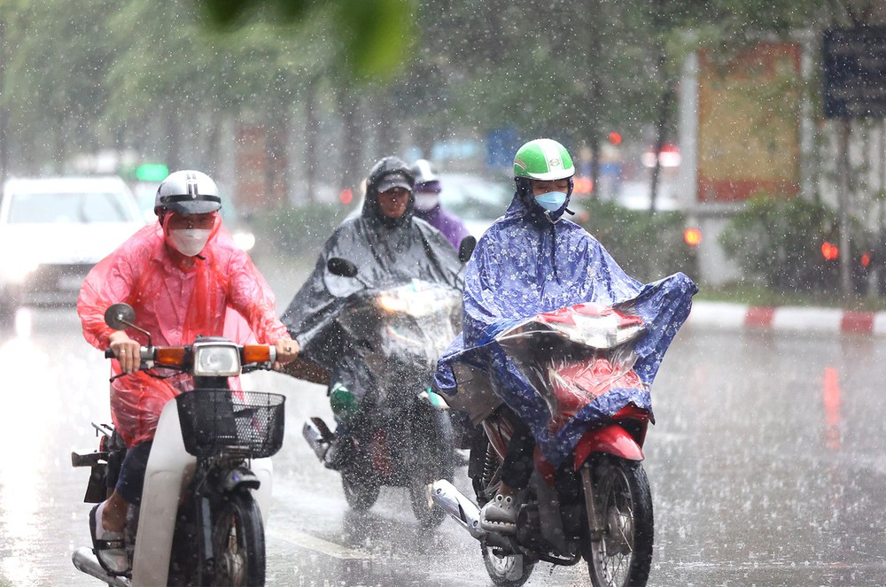 Cơn mưa vàng giải nhiệt sau mấy ngày nắng nóng kỷ lục ở Thủ đô - Ảnh 7.