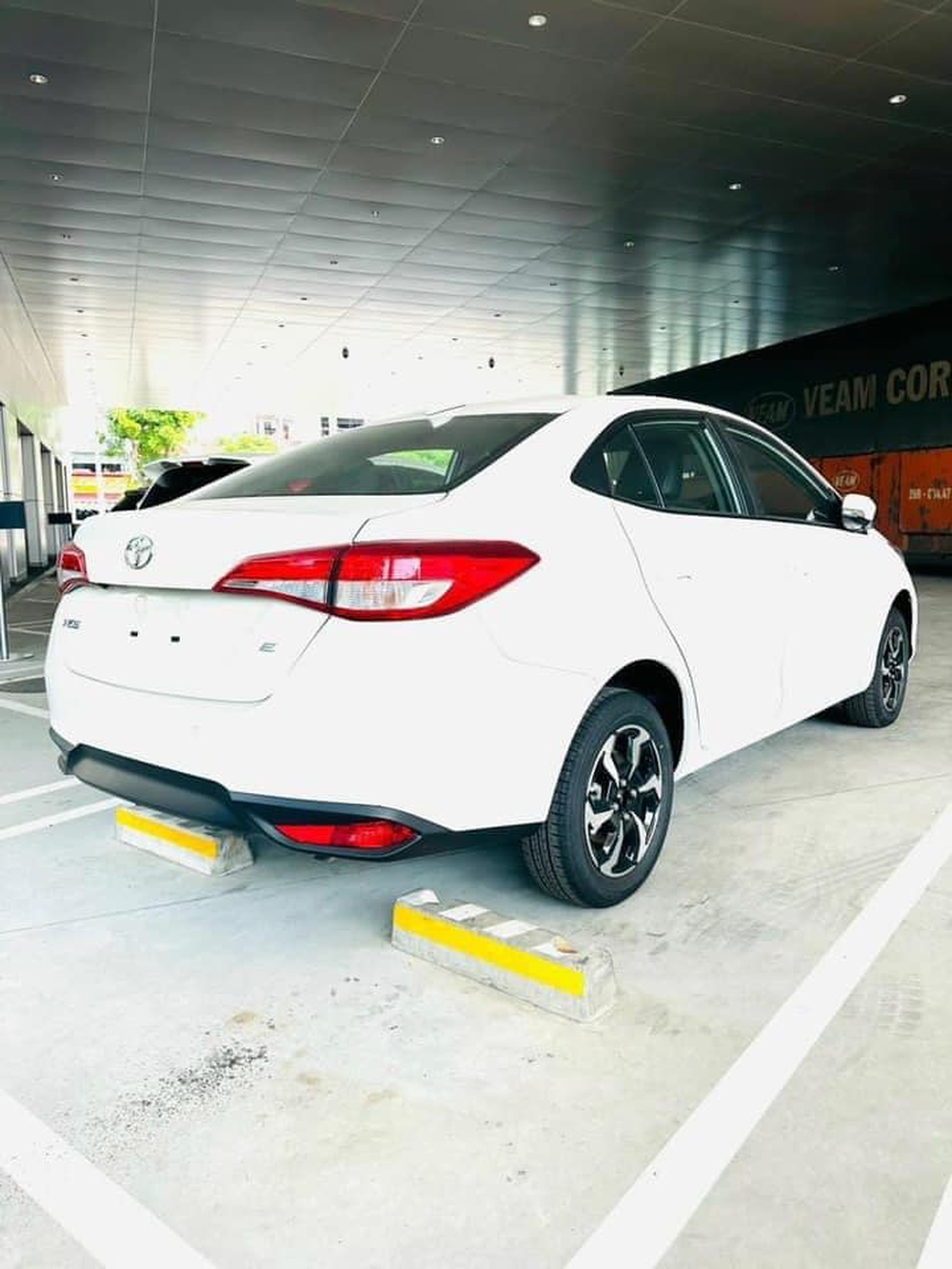 Toyota Vios 2023 ồ ạt về đại lý: Đẹp hơn trong ảnh, giá dự kiến không đổi, kỳ vọng lấy lại ngôi vương doanh số - Ảnh 5.