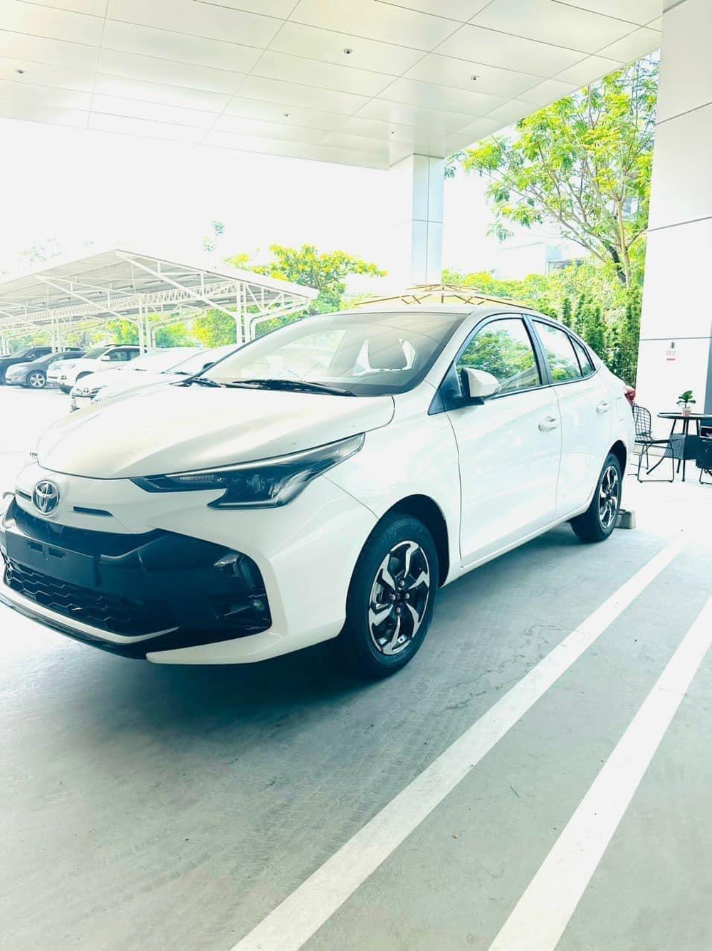 Toyota Vios 2023 ồ ạt về đại lý: Đẹp hơn trong ảnh, giá dự kiến không đổi, kỳ vọng lấy lại ngôi vương doanh số - Ảnh 3.