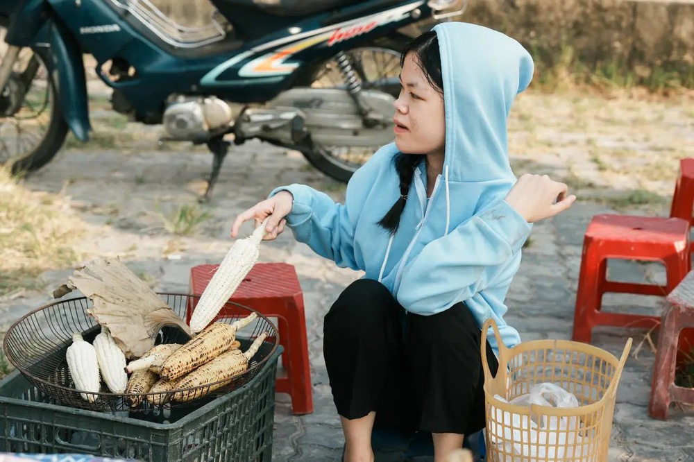 Cận cảnh hàng ngô nướng bên lề đường của hiện tượng mạng Thanh Nga bento: vài ba chiếc ghế con nhưng nuôi sống cả gia đình