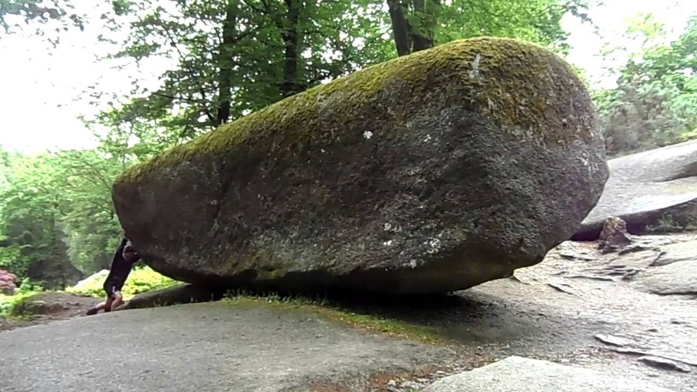 Lạ lùng tảng đá nặng tới 137 tấn nhưng ai cũng có thể dễ dàng di chuyển - Ảnh 1.