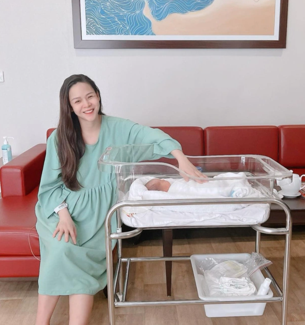  Nữ diễn viên thắt ống dẫn trứng sau khi sinh con 4 ngày - Ảnh 2.