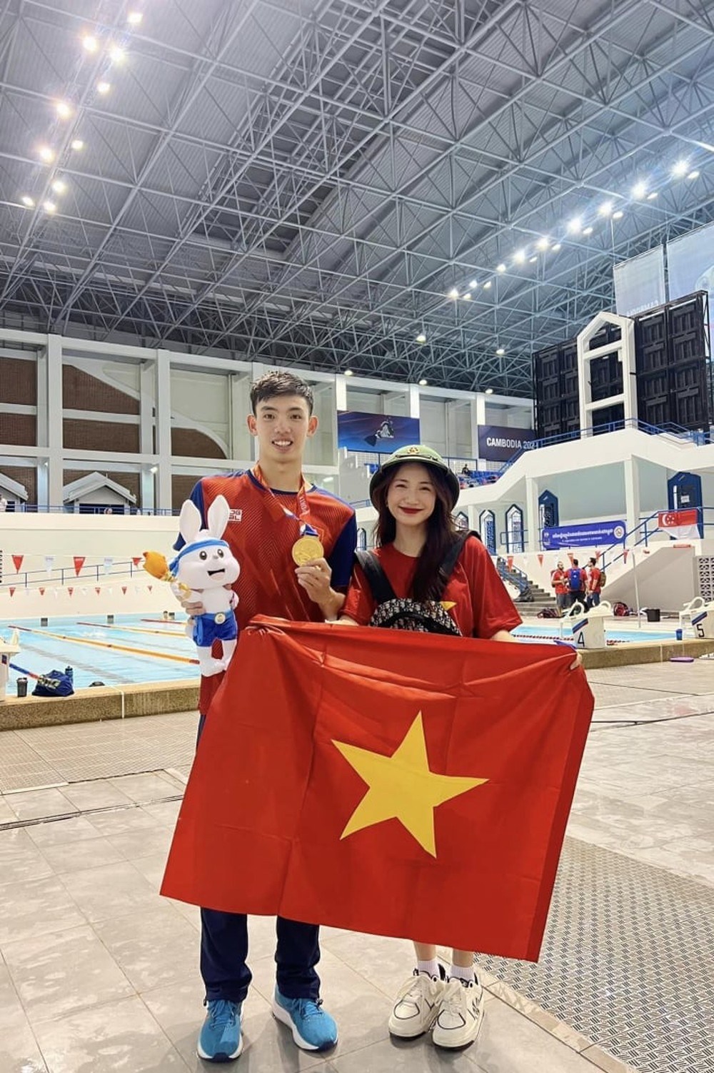 Sao Việt 9/5: Hoà Minzy sang Campuchia xem SEA Games, Kỳ Duyên khoe eo nhỏ xíu - Ảnh 2.