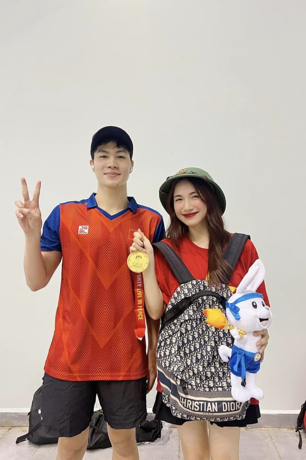 Sao Việt 9/5: Hoà Minzy sang Campuchia xem SEA Games, Kỳ Duyên khoe eo nhỏ xíu - Ảnh 1.