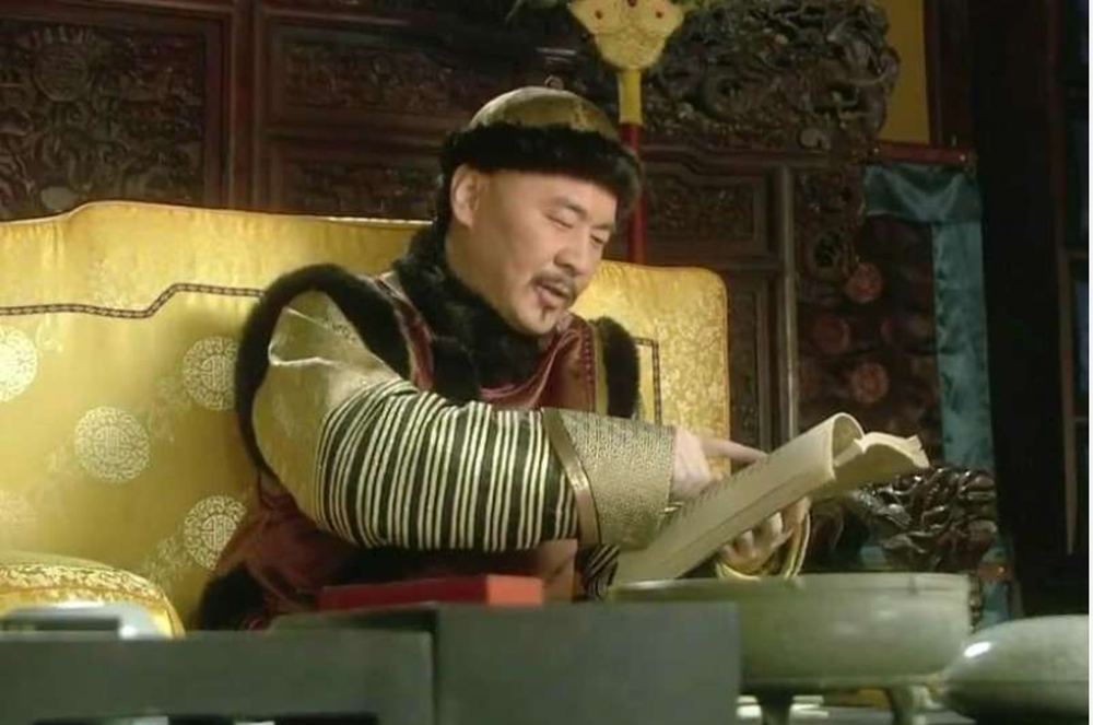 Ung Chính tròn 1 tuổi đã cầm bút lông viết ra 1 chữ, Khang Hi vừa nhìn đã nhủ thầm: Xứng đáng nối ngôi thiên tử - Ảnh 1.