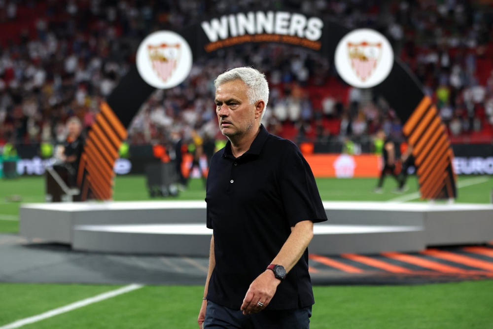 AS Roma mất chức vô địch Europa League, HLV Mourinho chỉ trích trọng tài - Ảnh 1.