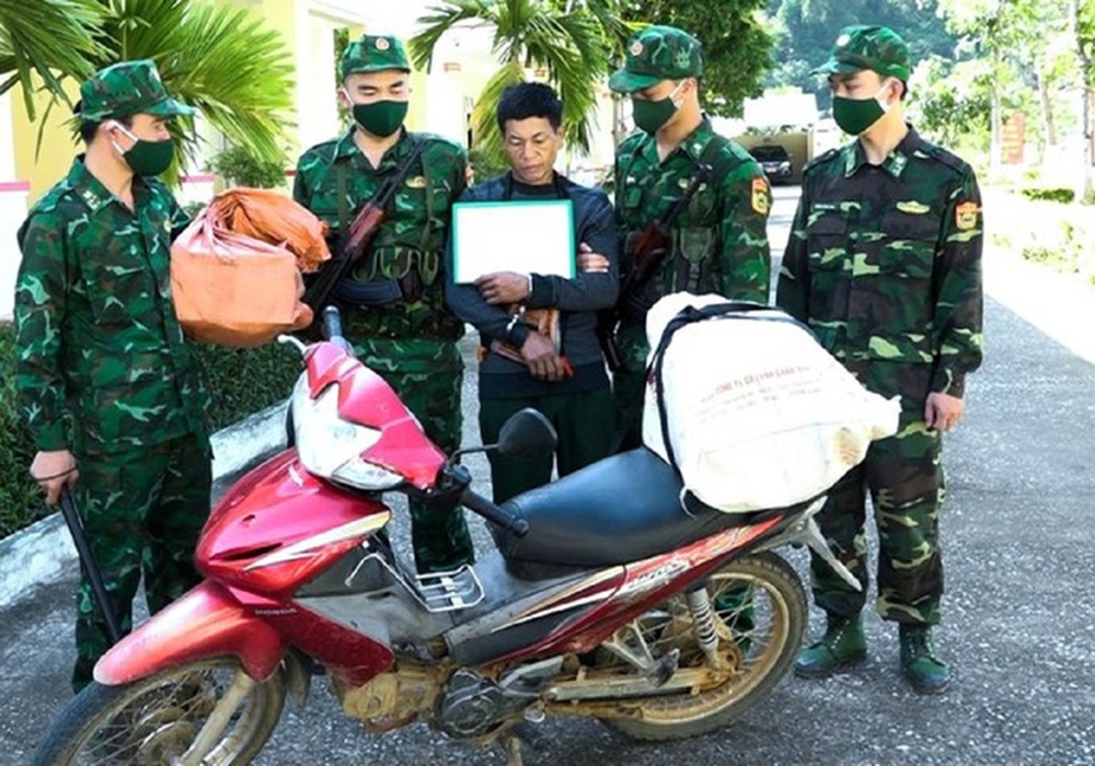 Ôm ma túy vượt biên, liều lĩnh tông xe vào lực lượng biên phòng - Ảnh 1.