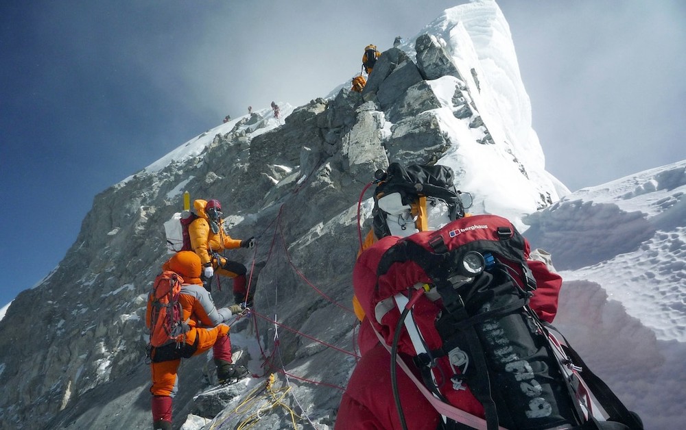 Sự thật phía sau cảnh tắc đường lên đỉnh Everest - Ảnh 5.