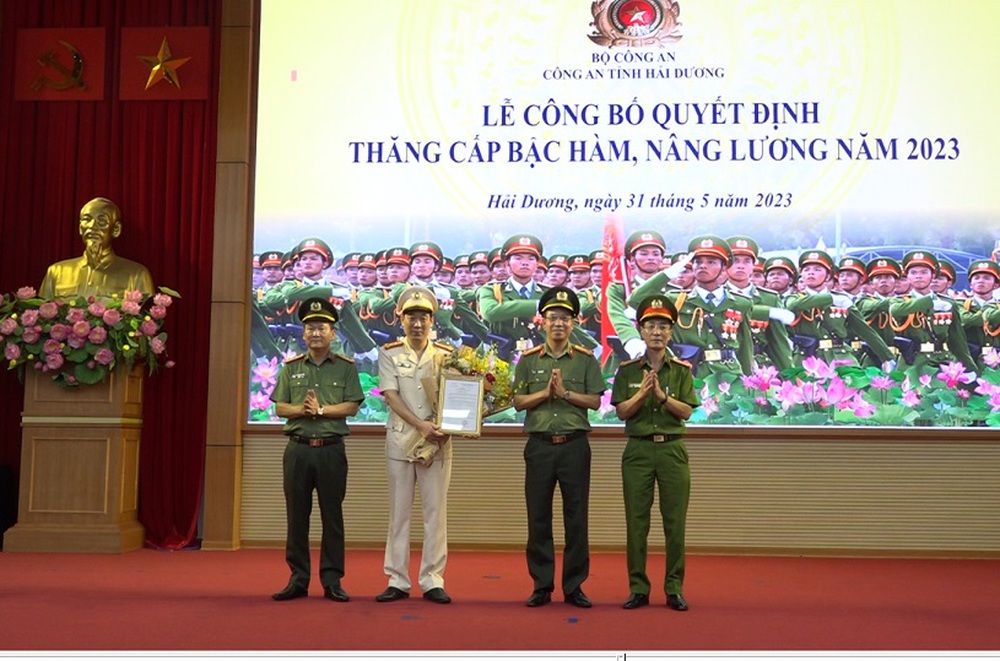 Giám đốc Công an tỉnh Hải Dương được thăng hàm đại tá trước niên hạn - Ảnh 1.