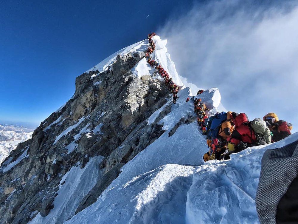 Sự thật phía sau cảnh tắc đường lên đỉnh Everest - Ảnh 3.