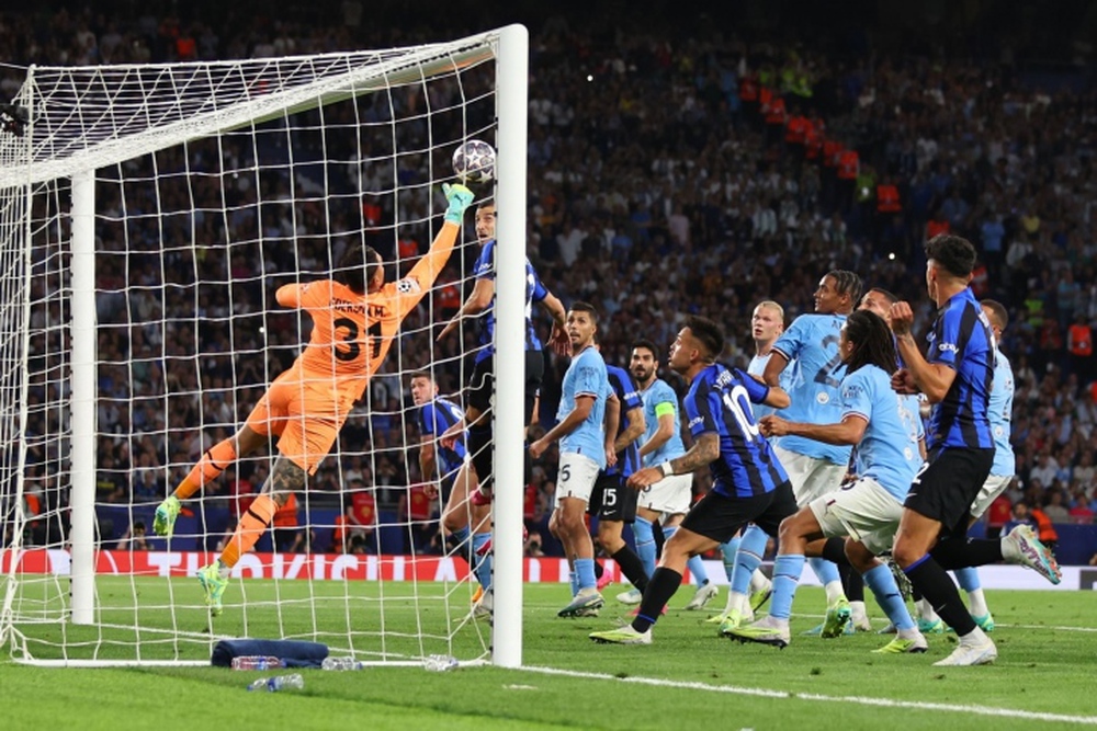 Cầu thủ Man City rơi nước mắt, HLV Guardiola vỡ òa cảm xúc vô địch Cúp C1 - Ảnh 4.
