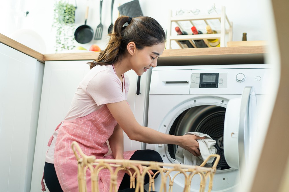 Mẹo giặt đồ giúp làm khô quần áo nhanh hơn và tiết kiệm chi phí điện nước - Ảnh 1.