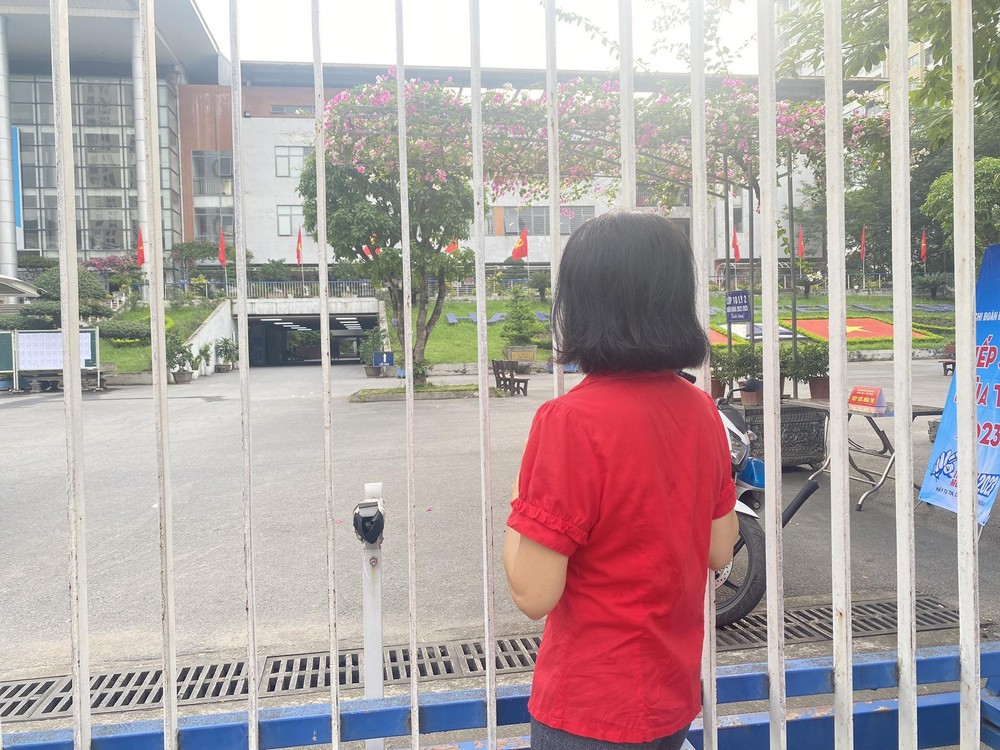 Ngày đầu thi vào lớp 10 Hà Nội: Có phụ huynh ngất xỉu, nhiều em đến trường thi sát giờ đóng cổng - Ảnh 7.