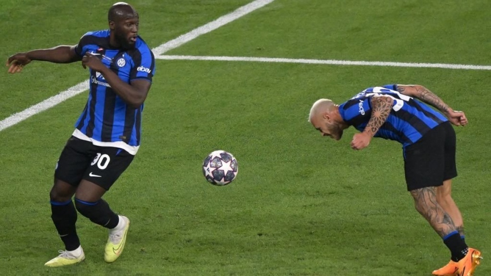 Cầu thủ bị Lukaku ngăn cản bàn thắng suy sụp sau trận chung kết Cúp C1 châu Âu - Ảnh 1.