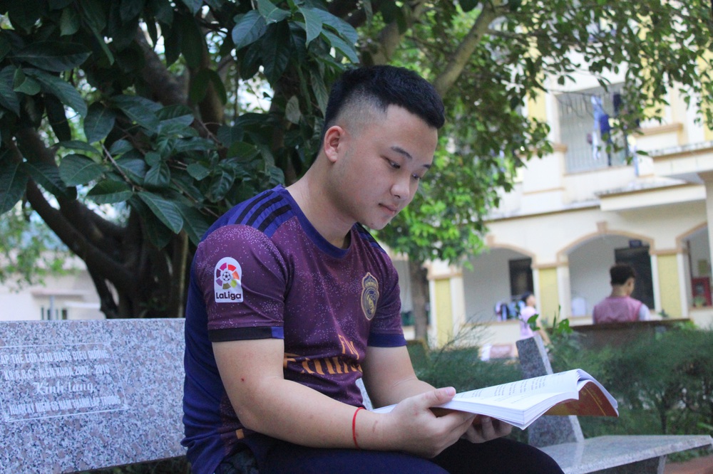 Ăn cơm độn sắn, chàng học trò người Mông mồ côi cha xuống núi tìm chữ