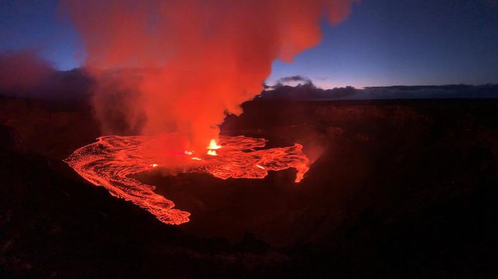 Siêu núi lửa Kilauea ở Hawaii ‘thức giấc’, phun dung nham đỏ rực - Ảnh 4.
