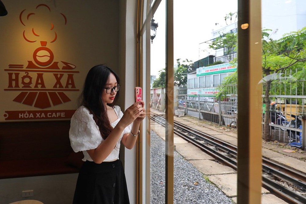 Quán cà phê mới mở tại ga tàu Long Biên hút khách tới check-in - Ảnh 5.