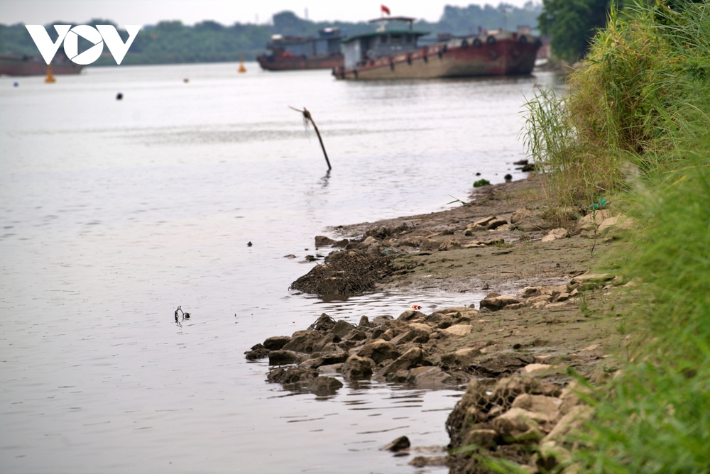 Cận cảnh sông, hồ ở Hà Nội cạn nước trơ đất cát, sỏi đá... - Ảnh 4.