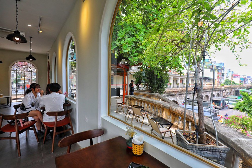 Quán cà phê mới mở tại ga tàu Long Biên hút khách tới check-in - Ảnh 2.