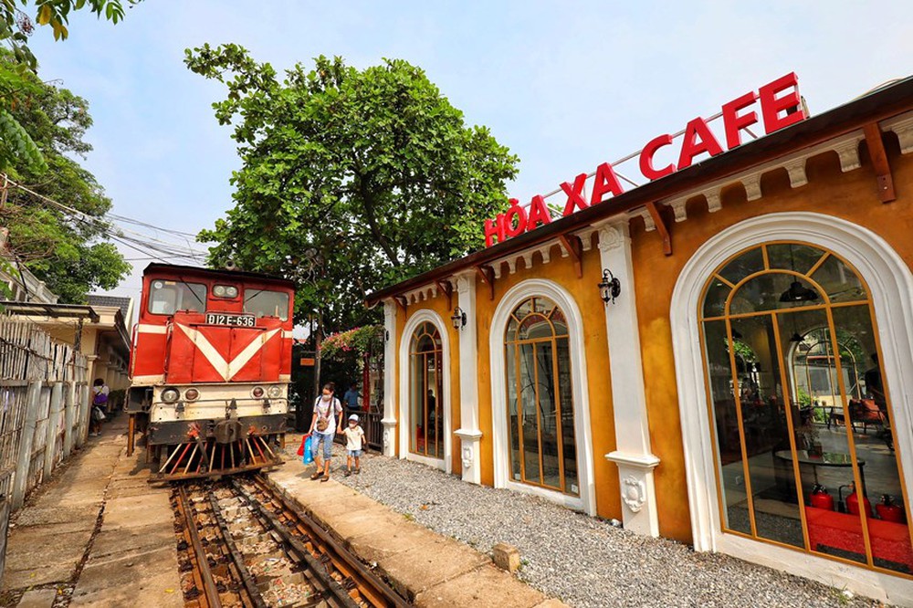 Quán cà phê mới mở tại ga tàu Long Biên hút khách tới check-in - Ảnh 1.