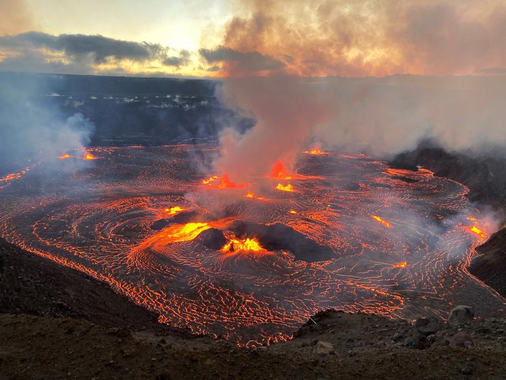 Siêu núi lửa Kilauea ở Hawaii ‘thức giấc’, phun dung nham đỏ rực - Ảnh 3.