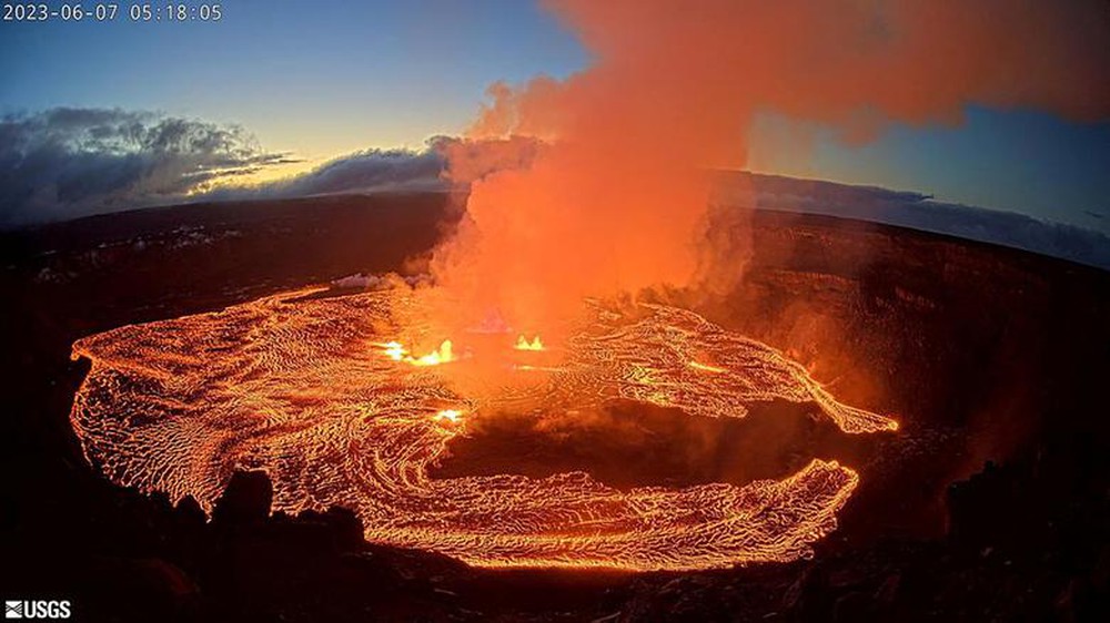 Siêu núi lửa Kilauea ở Hawaii ‘thức giấc’, phun dung nham đỏ rực - Ảnh 2.