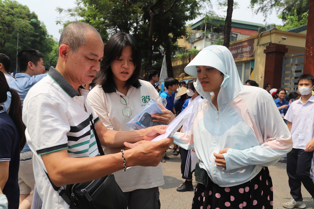 Kết thúc kỳ thi vào lớp 10 công lập Hà Nội: Từ tối nay, con được ngủ thoải mái rồi mẹ nhé! - Ảnh 4.