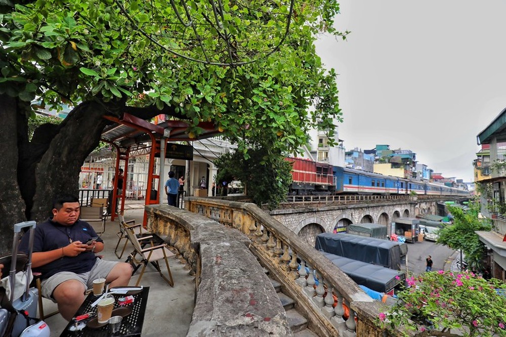 Quán cà phê mới mở tại ga tàu Long Biên hút khách tới check-in - Ảnh 10.