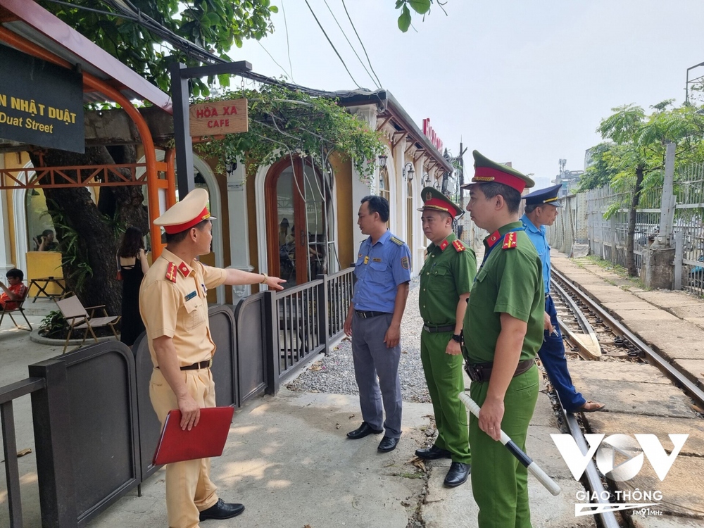 Quán cafe không phép ở ga Long Biên gây mất an toàn giao thông - Ảnh 3.