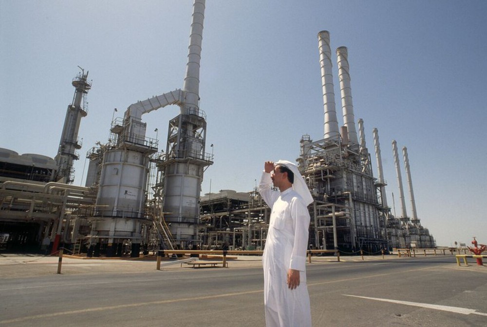 Nghịch lý giá dầu giữa Saudi Arabia và Nga - Ảnh 1.