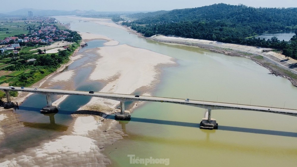 Sông Đà cạn trơ đáy nhìn từ trên cao - Ảnh 2.