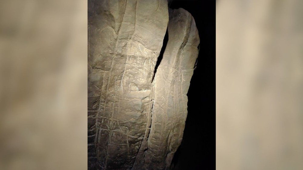Phát hiện giống người cổ đại biết chạm khắc biểu tượng và đã có tục an táng 100.000 năm trước con người - Ảnh 10.