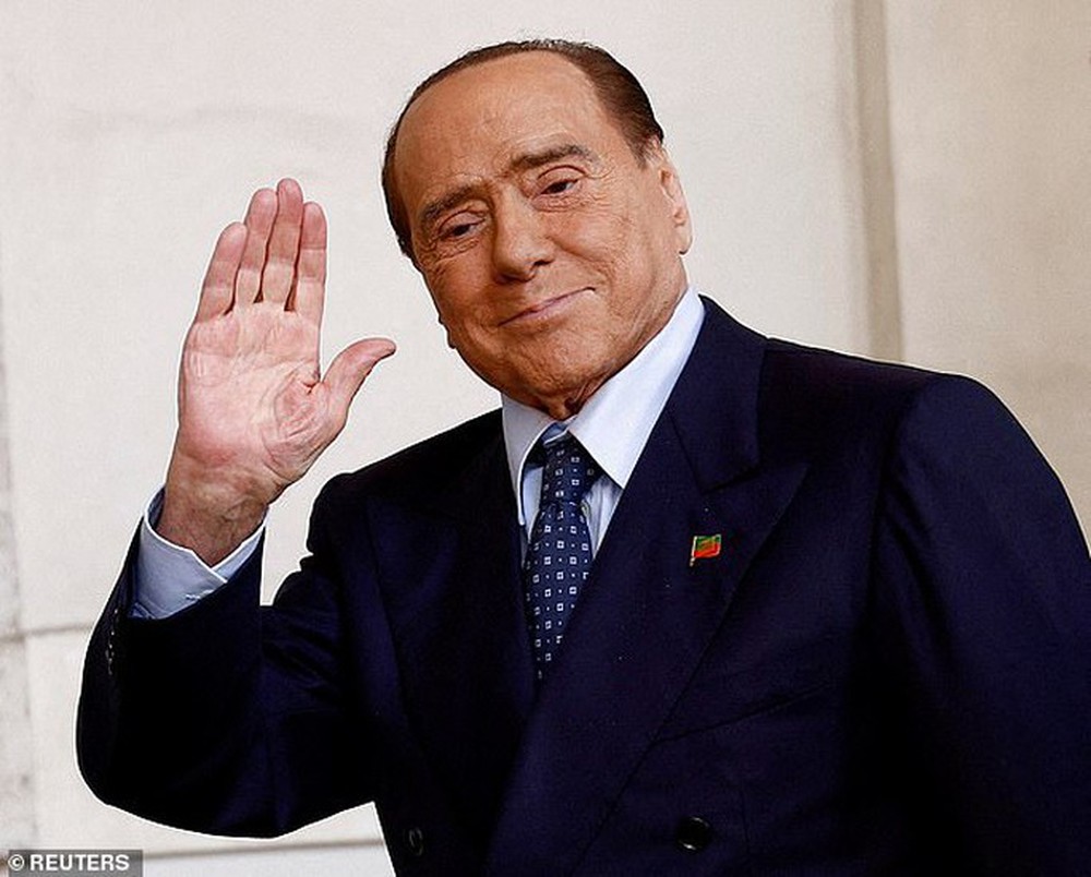 Cựu Thủ tướng Berlusconi: Từ những bữa tiệc tới bến đến cuộc chiến trên giường bệnh - Ảnh 1.