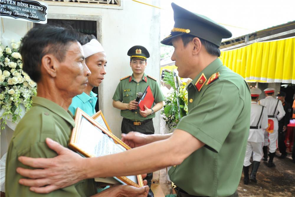 Lãnh đạo Bộ Công an, lãnh đạo tỉnh Đắk Lắk thăm, viếng các nạn nhân trong vụ việc xảy ra tại Đắk Lắk - Ảnh 4.