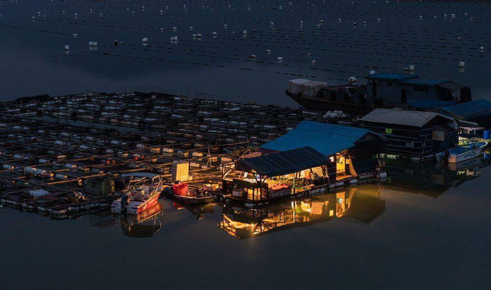 Ngôi làng trên biển ở Trung Quốc: Nhà cửa nổi lênh đênh, cuộc sống tiện nghi không thua trên đất liền - Ảnh 8.