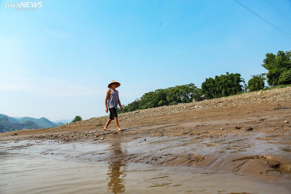 Từ thời cha sinh mẹ đẻ, đây là lần thứ 2 tôi đi bộ được dưới đáy sông Đà - Ảnh 6.