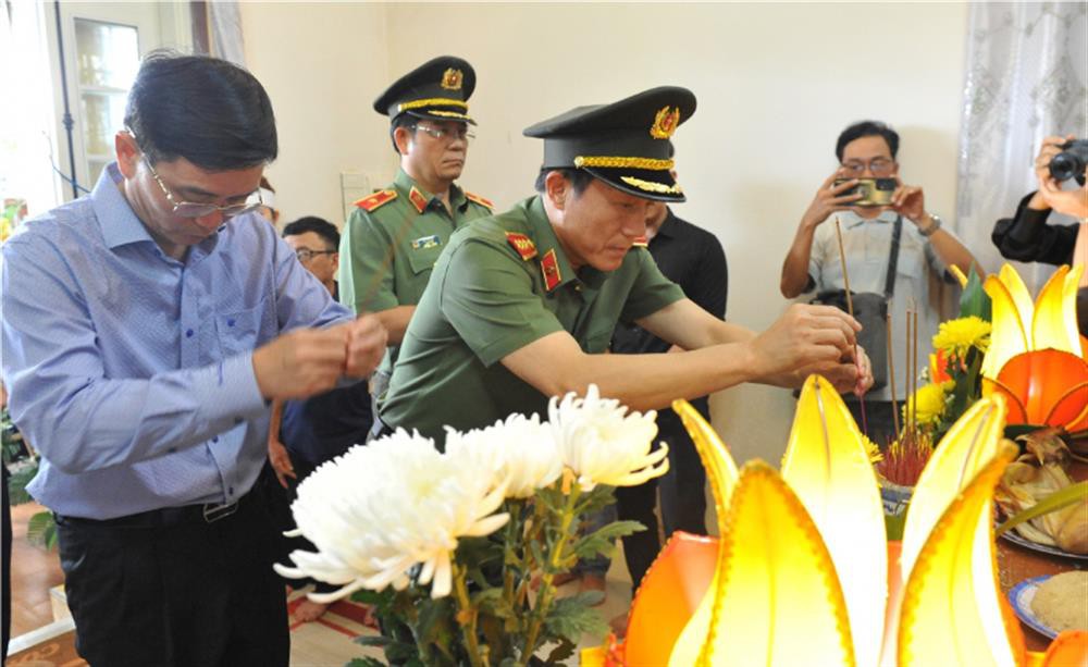 Lãnh đạo Bộ Công an, lãnh đạo tỉnh Đắk Lắk thăm, viếng các nạn nhân trong vụ việc xảy ra tại Đắk Lắk - Ảnh 3.