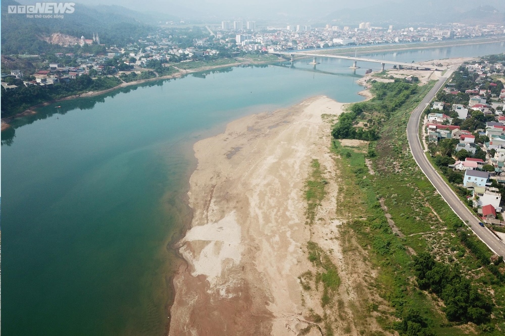 Từ thời cha sinh mẹ đẻ, đây là lần thứ 2 tôi đi bộ được dưới đáy sông Đà - Ảnh 5.