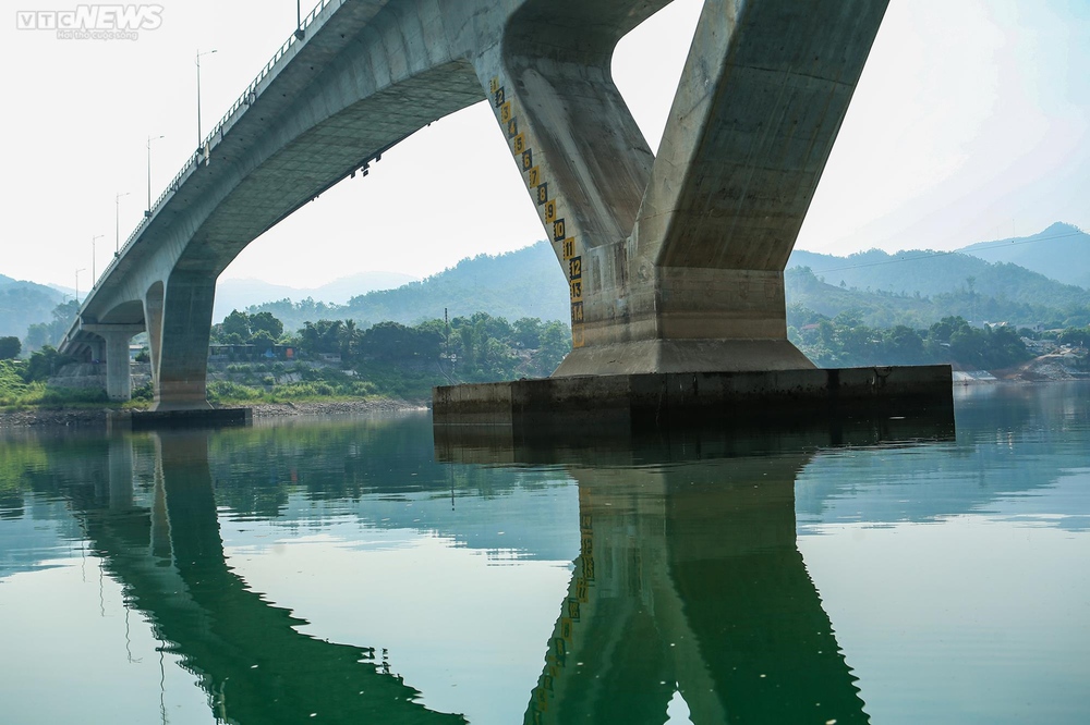 Từ thời cha sinh mẹ đẻ, đây là lần thứ 2 tôi đi bộ được dưới đáy sông Đà - Ảnh 4.