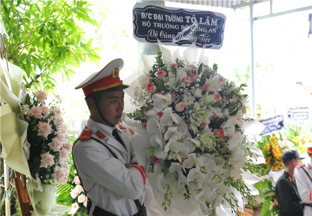 Lãnh đạo Bộ Công an, lãnh đạo tỉnh Đắk Lắk thăm, viếng các nạn nhân trong vụ việc xảy ra tại Đắk Lắk - Ảnh 1.