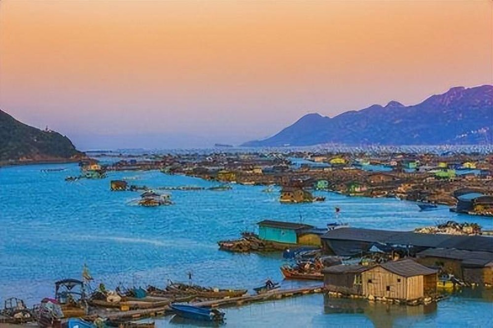 Ngôi làng trên biển ở Trung Quốc: Nhà cửa nổi lênh đênh, cuộc sống tiện nghi không thua trên đất liền - Ảnh 5.