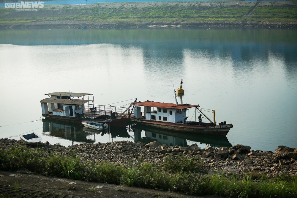 Từ thời cha sinh mẹ đẻ, đây là lần thứ 2 tôi đi bộ được dưới đáy sông Đà - Ảnh 3.