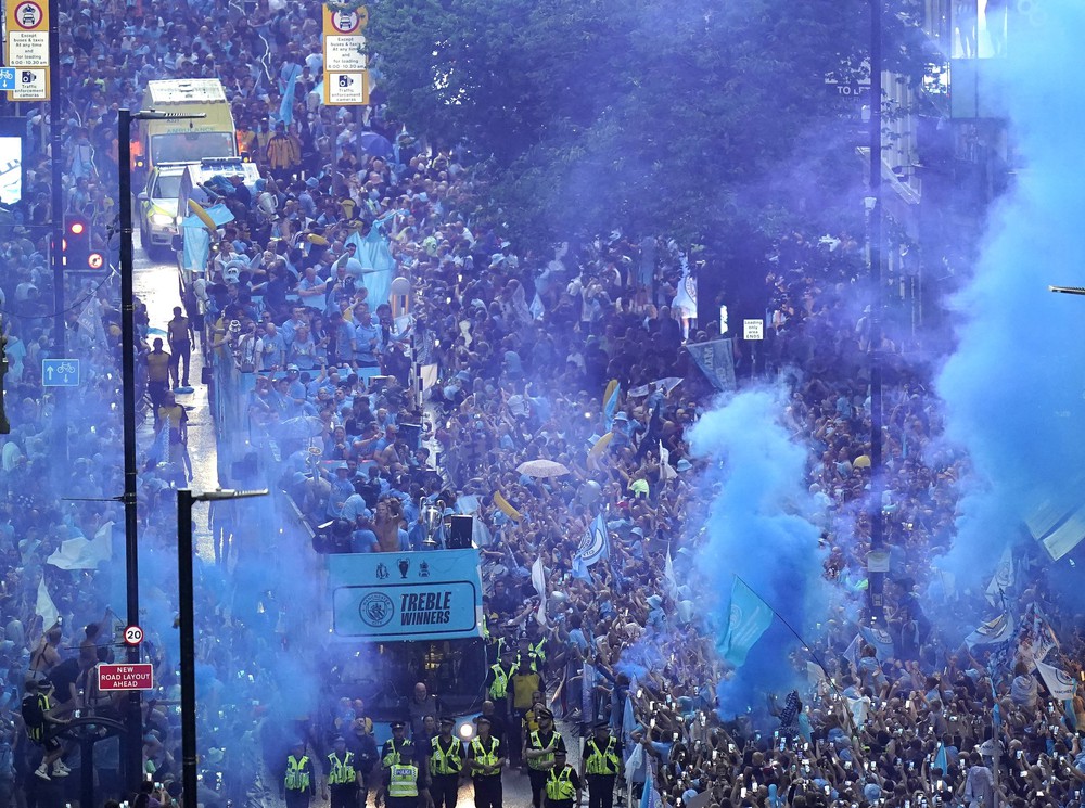 Những hình ảnh đáng nhớ về lễ diễu hành lịch sử của Man City - Ảnh 20.