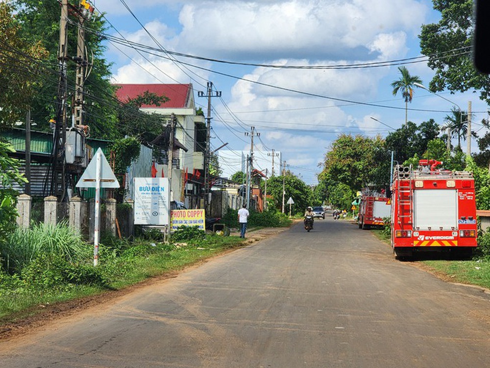 Sau thư kêu gọi, 2 đối tượng liên quan vụ tấn công trụ sở xã ở Đắk Lắk ra đầu thú - Ảnh 1.